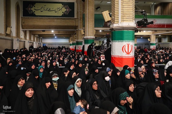 دیدار رأی اولی‌ها و خانواده‌های شهدا با مقام معظم رهبری