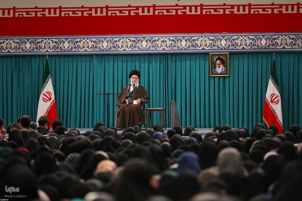 دیدار رأی اولی‌ها و خانواده‌های شهدا با مقام معظم رهبری