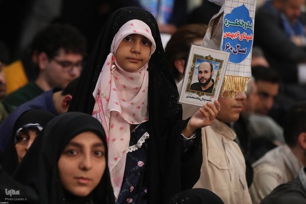 دیدار رأی اولی‌ها و خانواده‌های شهدا با مقام معظم رهبری