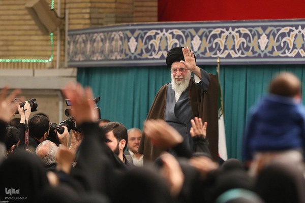 دیدار رأی اولی‌ها و خانواده‌های شهدا با مقام معظم رهبری