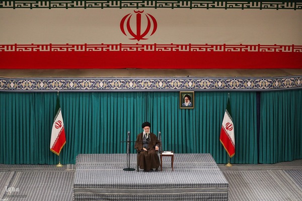 دیدار رأی اولی‌ها و خانواده‌های شهدا با مقام معظم رهبری