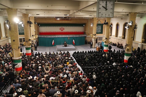 دیدار رأی اولی‌ها و خانواده‌های شهدا با مقام معظم رهبری