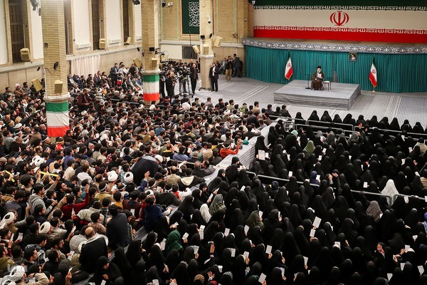 دیدار رأی اولی‌ها و خانواده‌های شهدا با مقام معظم رهبری