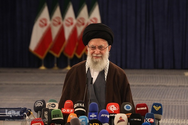 حضور مقام معظم رهبری در پای صندوق رای