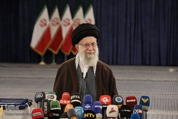 حضور مقام معظم رهبری در پای صندوق رای