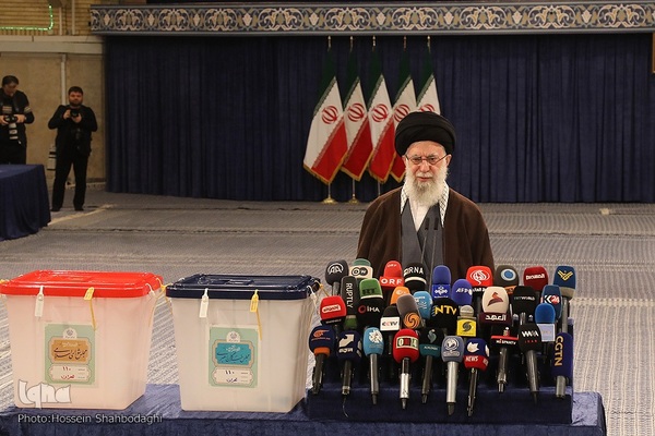 حضور مقام معظم رهبری در پای صندوق رای