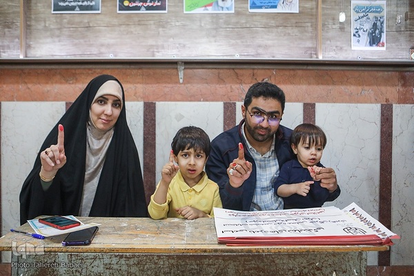 جلوه‌هایی از حضور پرشور مردم در ساعات پایانی انتخابات