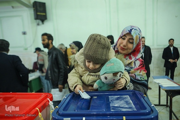 جلوه‌هایی از حضور پرشور مردم در ساعات پایانی انتخابات