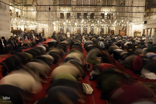 مسلمانان روزه دار در ماه مهمانی خدا