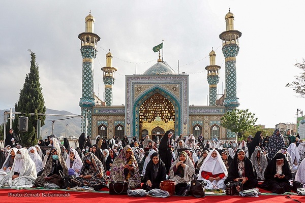 نماز عید سعید فطر در امام‌زاده پنج‌تن لویزان