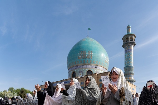 نماز عید فطر در امامزادگان محمد و سکینه خاتون(س) کرج