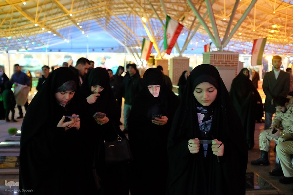 تحویل سال نو در کنار شهدا‎