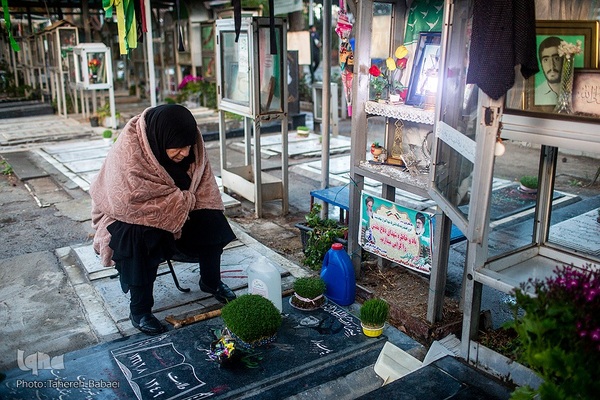آغاز سال نو در کنار شهدا و درگذشتکان