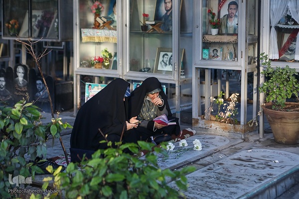 آغاز سال نو در کنار شهدا و درگذشتکان