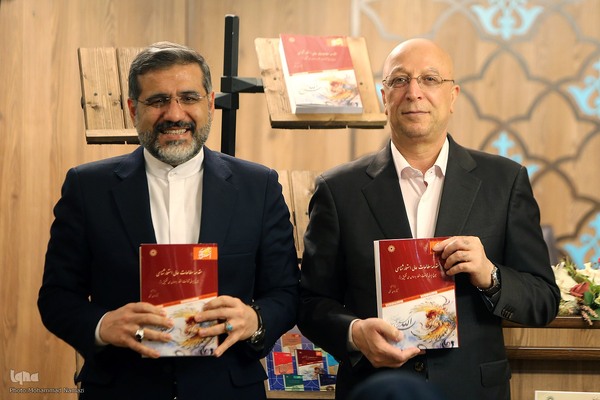 محمدعلی زلفی‌گل وزیر علوم و محمدمهدی اسماعیلی وزیر فرهنگ و ارشاد اسلامی در مراسم گرامیداشت یاد استاد کریم مجتهدی به نام یک عمر معلم