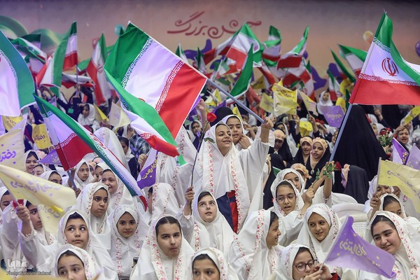 اجتماع ۲۰ هزارنفری «دختران آرمانی»