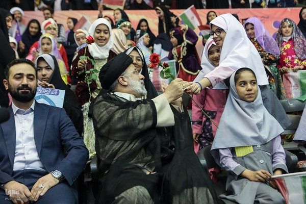 اجتماع ۲۰ هزارنفری «دختران آرمانی»