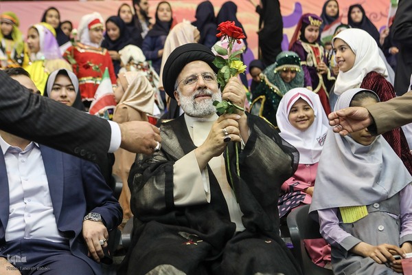 اجتماع ۲۰ هزارنفری «دختران آرمانی»