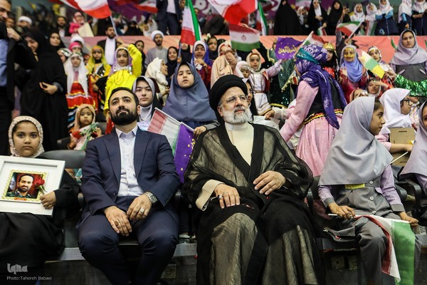 اجتماع ۲۰ هزارنفری «دختران آرمانی»