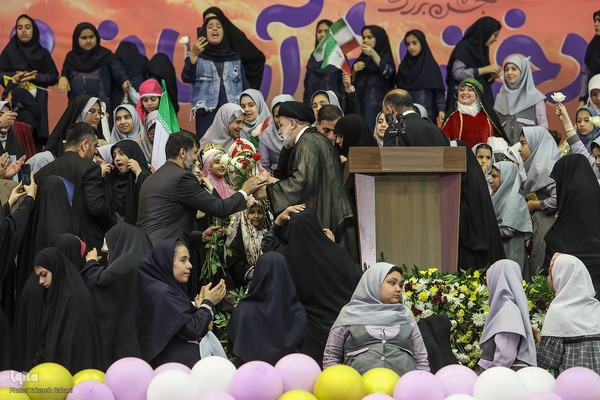 اجتماع ۲۰ هزارنفری «دختران آرمانی»