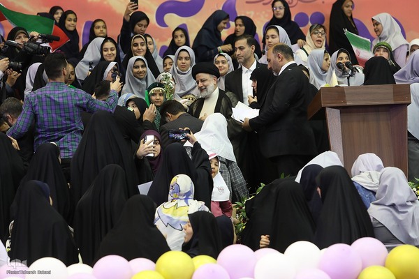 اجتماع ۲۰ هزارنفری «دختران آرمانی»