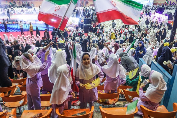 اجتماع ۲۰ هزارنفری «دختران آرمانی»