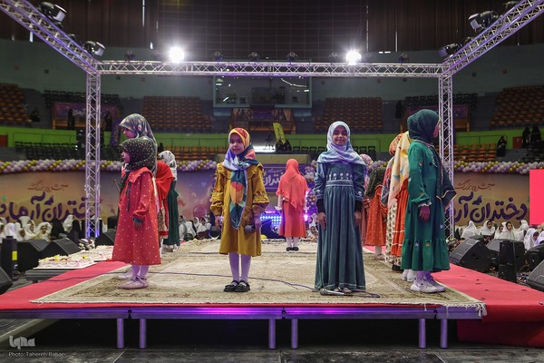 اجتماع ۲۰ هزارنفری «دختران آرمانی»