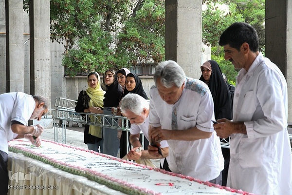 توزیع کیک ویژه دهه کرامت در دانشگاه فردوسی