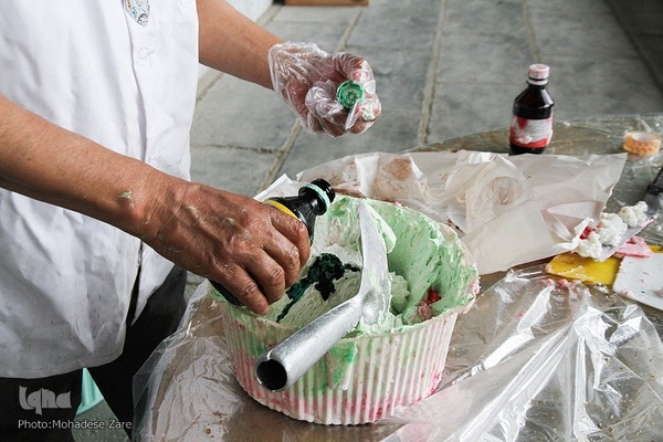 توزیع کیک ویژه دهه کرامت در دانشگاه فردوسی