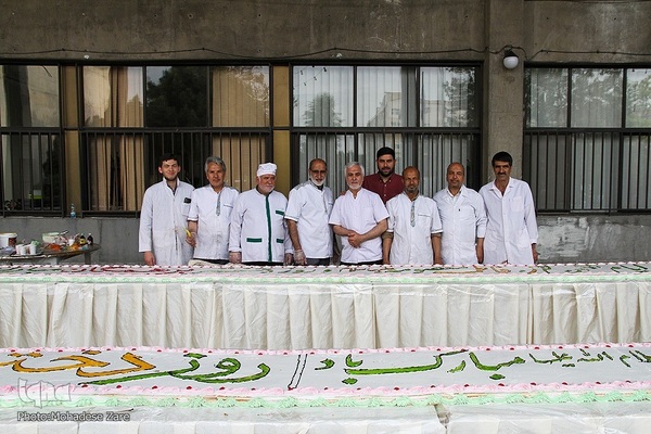 توزیع کیک ویژه دهه کرامت در دانشگاه فردوسی