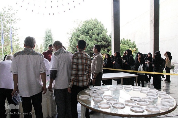 توزیع کیک ویژه دهه کرامت در دانشگاه فردوسی