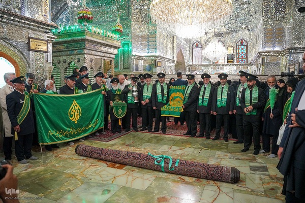 آیین غبارروبی حرم مطهر حضرت احمدبن موسی الکاظم علیهماالسلام، با حضور خانواده‌های مکرم شهدا