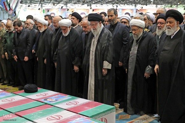 اقامه نماز بر پیکر رئیس جمهور شهید و همراهان ایشان