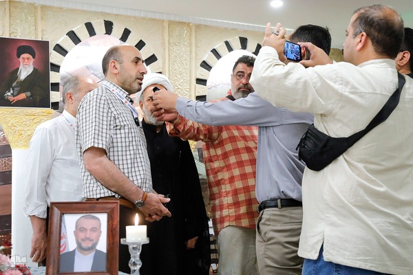 ادای احترام رؤسای بعثه سایر کشور‌های اسلامی و هیئت‌های همراهشان به مقام رئیس جمهور شهید