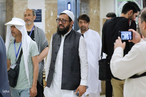 ادای احترام رؤسای بعثه سایر کشور‌های اسلامی و هیئت‌های همراهشان به مقام رئیس جمهور شهید