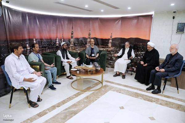 ادای احترام رؤسای بعثه سایر کشور‌های اسلامی و هیئت‌های همراهشان به مقام رئیس جمهور شهید