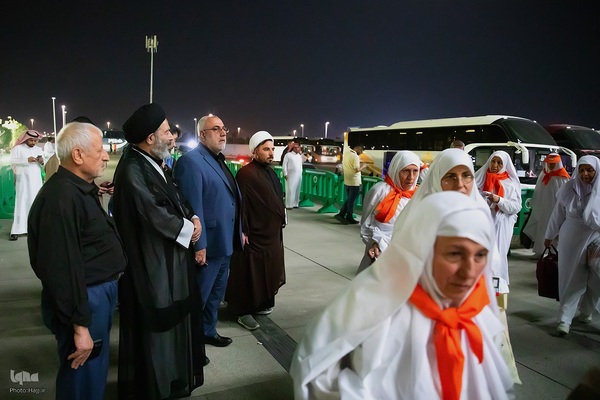 بدرقه زایران کشورمان از مدینه به مکه با قطار سریع السیر