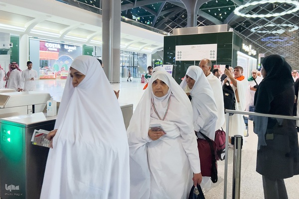 بدرقه زایران کشورمان از مدینه به مکه با قطار سریع السیر