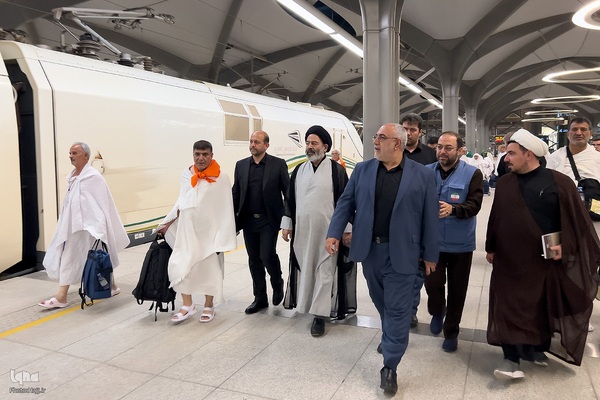 بدرقه زایران کشورمان از مدینه به مکه با قطار سریع السیر