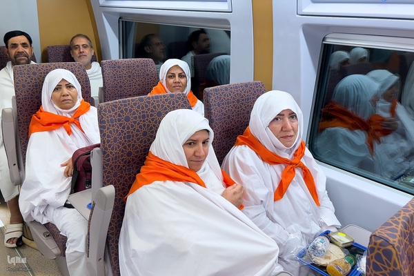 بدرقه زایران کشورمان از مدینه به مکه با قطار سریع السیر