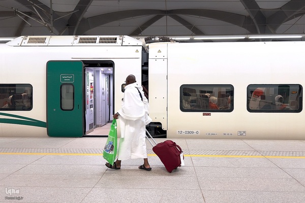 بدرقه زایران کشورمان از مدینه به مکه با قطار سریع السیر