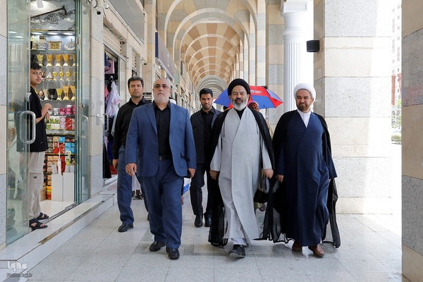 نماینده ولی فقیه در امور حج و زیارت با حضور در جمع زائران حرم نبوی ، از هتل محل اسکان زائران ایرانی بازدید کرد و از مشکلات و مسائل آنها مطلع شد.