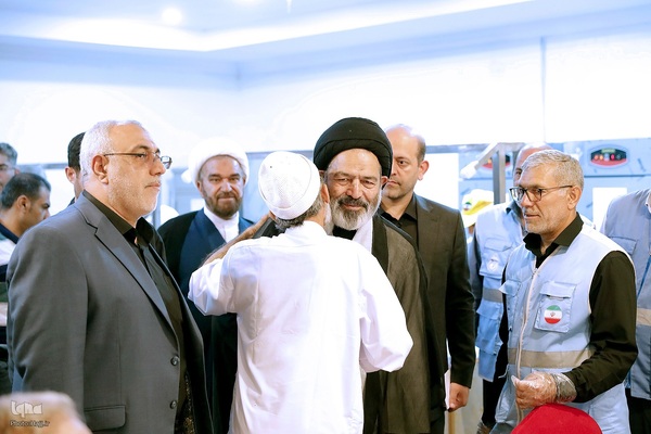 نماینده ولی فقیه در امور حج و زیارت با حضور در جمع زائران حرم نبوی ، از هتل محل اسکان زائران ایرانی بازدید کرد و از مشکلات و مسائل آنها مطلع شد.