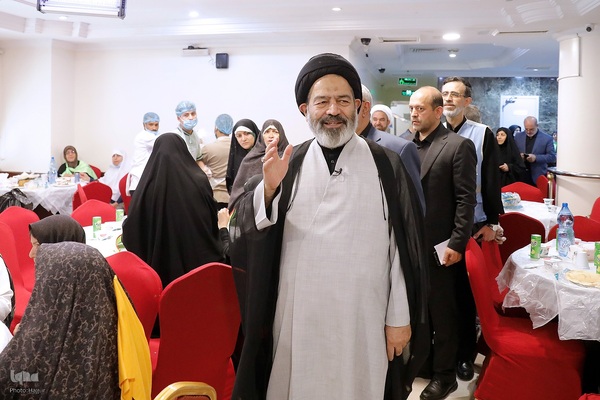 نماینده ولی فقیه در امور حج و زیارت با حضور در جمع زائران حرم نبوی ، از هتل محل اسکان زائران ایرانی بازدید کرد و از مشکلات و مسائل آنها مطلع شد.