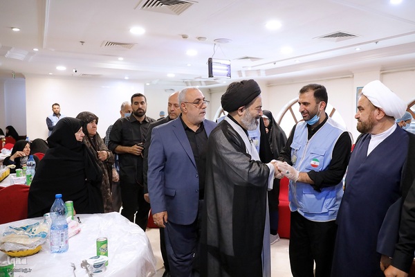 نماینده ولی فقیه در امور حج و زیارت با حضور در جمع زائران حرم نبوی ، از هتل محل اسکان زائران ایرانی بازدید کرد و از مشکلات و مسائل آنها مطلع شد.