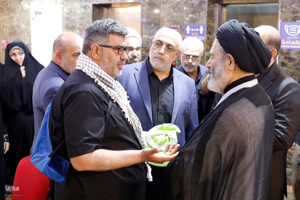 نماینده ولی فقیه در امور حج و زیارت با حضور در جمع زائران حرم نبوی ، از هتل محل اسکان زائران ایرانی بازدید کرد و از مشکلات و مسائل آنها مطلع شد.