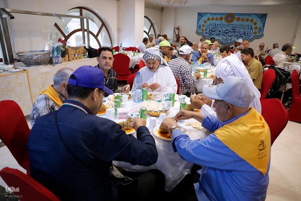 نماینده ولی فقیه در امور حج و زیارت با حضور در جمع زائران حرم نبوی ، از هتل محل اسکان زائران ایرانی بازدید کرد و از مشکلات و مسائل آنها مطلع شد.