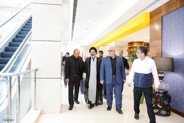 نماینده ولی فقیه در امور حج و زیارت با حضور در جمع زائران حرم نبوی ، از هتل محل اسکان زائران ایرانی بازدید کرد و از مشکلات و مسائل آنها مطلع شد.