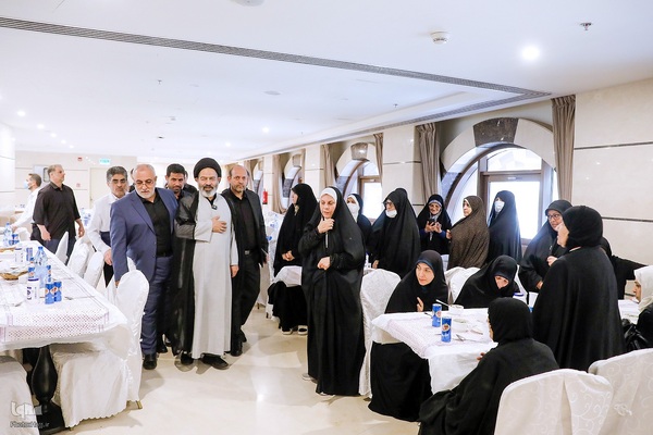 نماینده ولی فقیه در امور حج و زیارت با حضور در جمع زائران حرم نبوی ، از هتل محل اسکان زائران ایرانی بازدید کرد و از مشکلات و مسائل آنها مطلع شد.