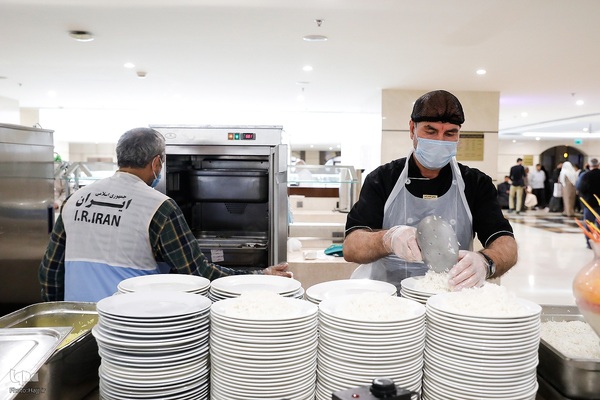 نماینده ولی فقیه در امور حج و زیارت با حضور در جمع زائران حرم نبوی ، از هتل محل اسکان زائران ایرانی بازدید کرد و از مشکلات و مسائل آنها مطلع شد.